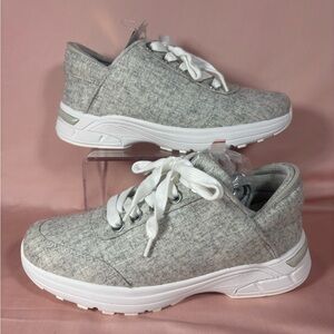 Zeba NWT Hands Free Women's Earthly Gray Sneakers Size 8.5
